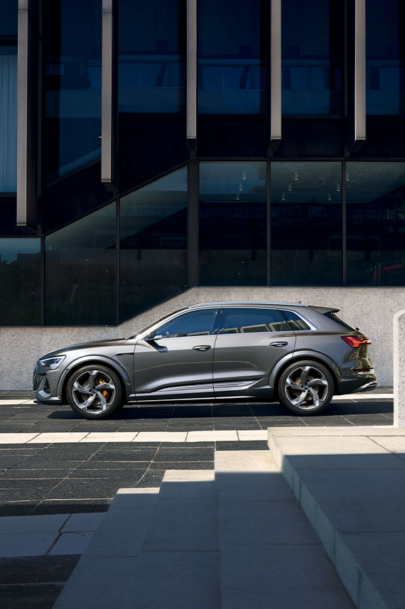 Audi e-tron S sideview
